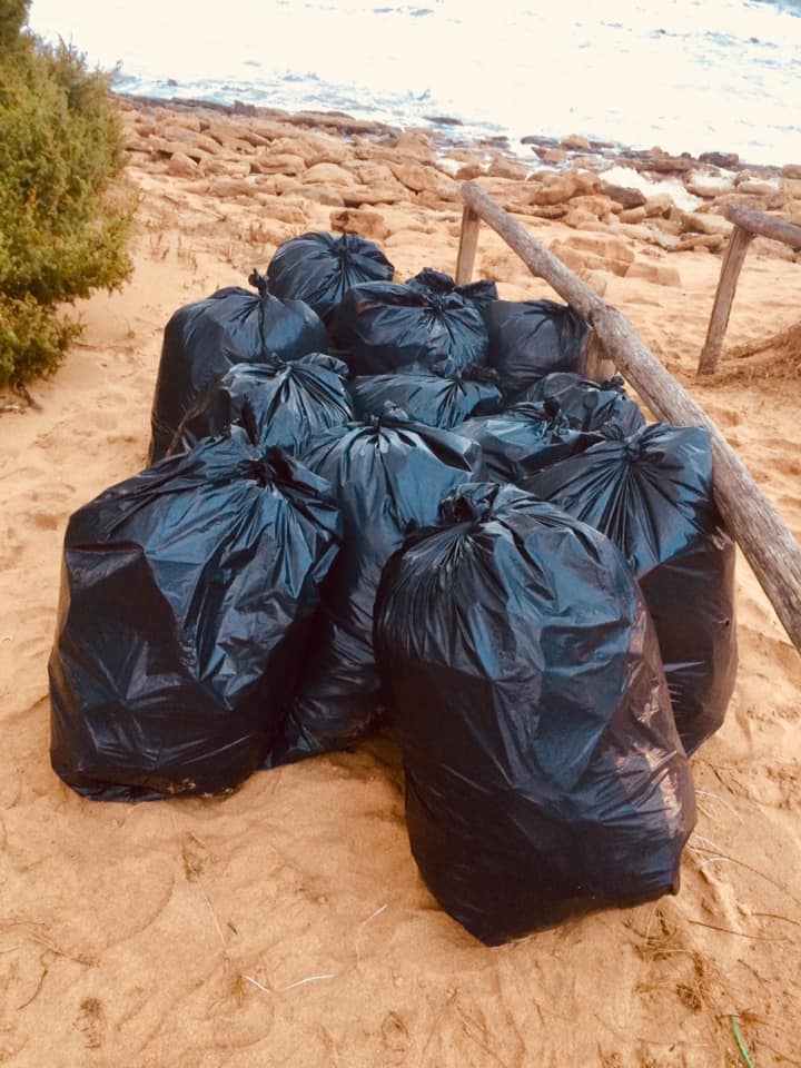 Sei volontari ripuliscono un tratto di spiaggia dalla plastica 'vomitata' dal mare in tempesta - ManduriaOggi